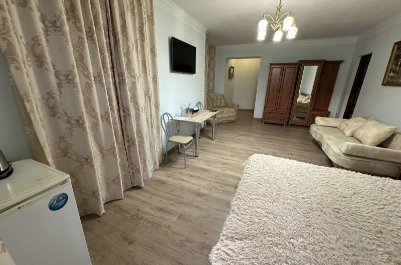 Однокомнатный номер первого этажа (западная сторона)